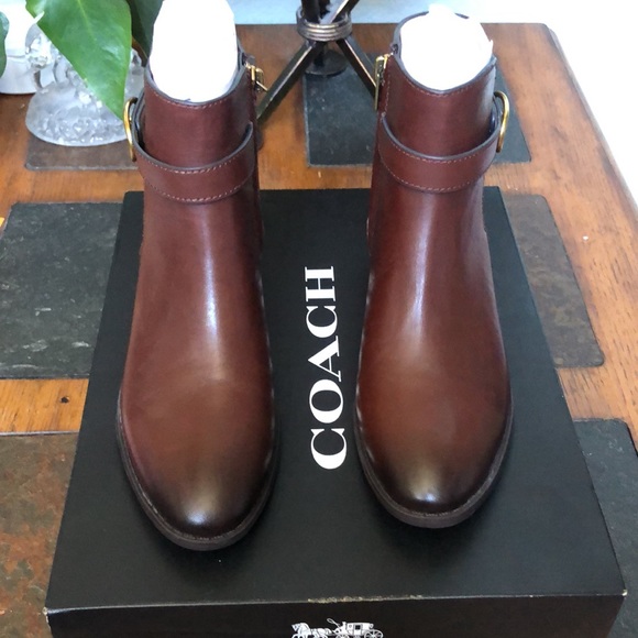 Coach boots 🥾 size 5B - Picture 3 of 9